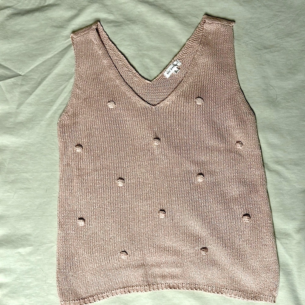 Soft pink v-neck sleeveless sweater